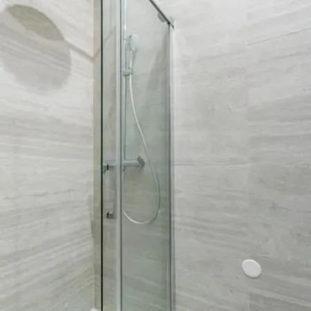 Bright, Air-conditioned In 17 Appartement