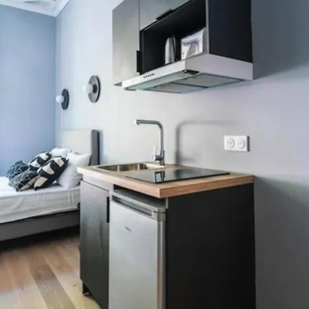 Bright, Air-conditioned In 17 *