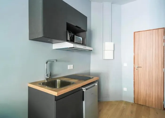 Bright, Air-conditioned In 17