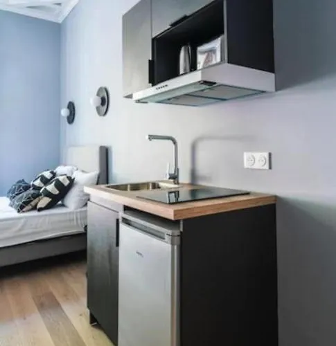 Bright, Air-conditioned In 17 *